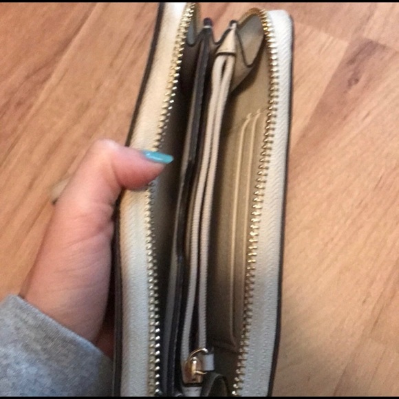 Michael Kors Large Tote and Matching Wallet - Picture 6 of 8